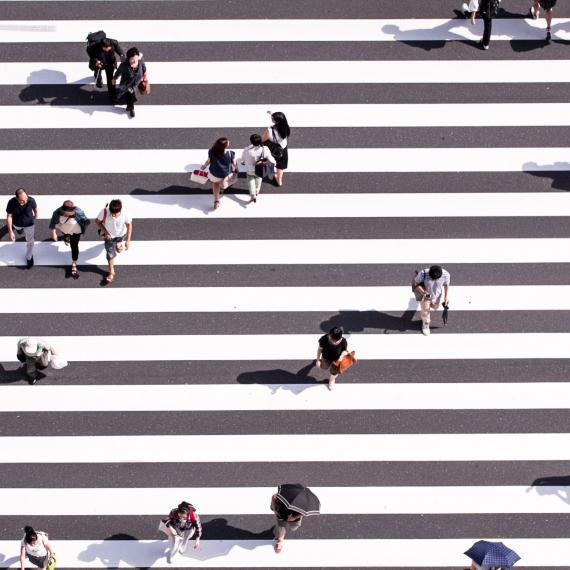 persone che attraversano strisce pedonali - Foto tratta da Unsplash