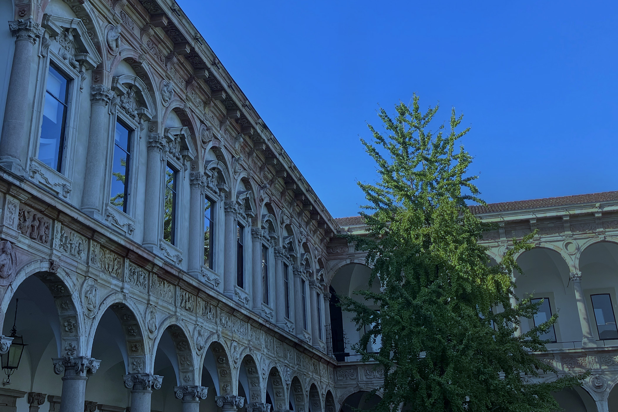 Colonnato Cortile Centrale via Festa del Perdono 7