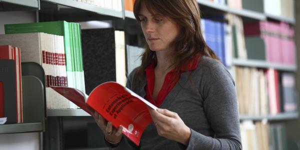 Ragazza in biblioteca