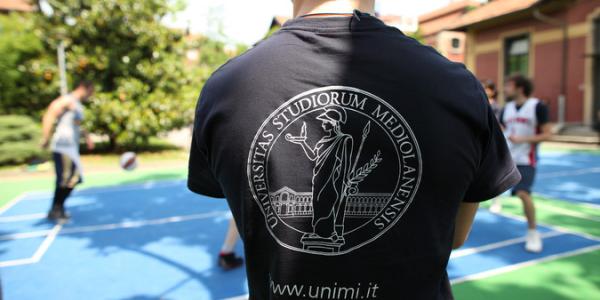 Ragazzo con indosso la maglietta con logo Ateneo