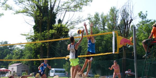 Ragazzi che giocano a beach volley