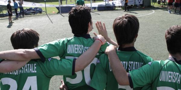 Ragazzi con divisa sportiva dell'Ateneo