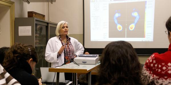 Professoressa durante una lezione universitaria