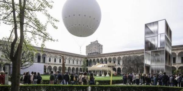 Cortile con studenti