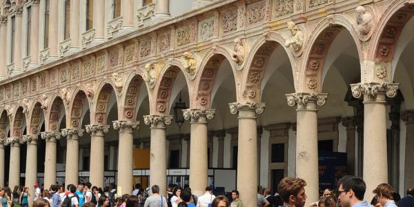 Studenti davanti alla statale