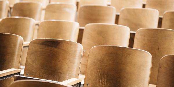 file di sedie in un'aula universitaria