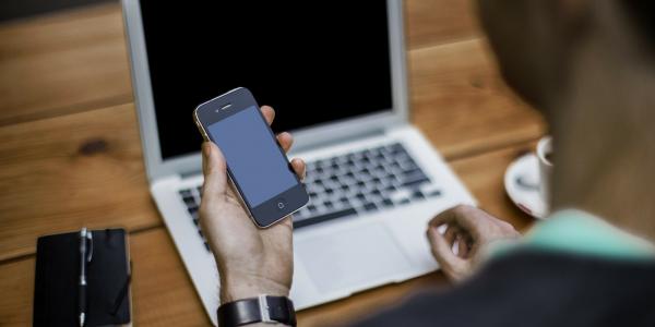 Ragazzo con smartphone - Foto tratta da Pixabay