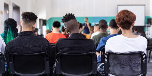 ragazzi di schiena durante una lezione