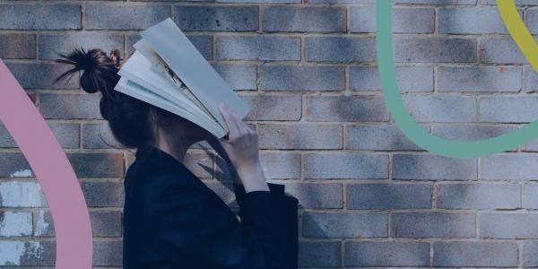 Ragazza con libro - Immagine tratta da Unsplash