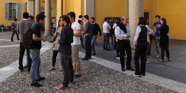Studenti e studentesse in cortile in via Conservatorio