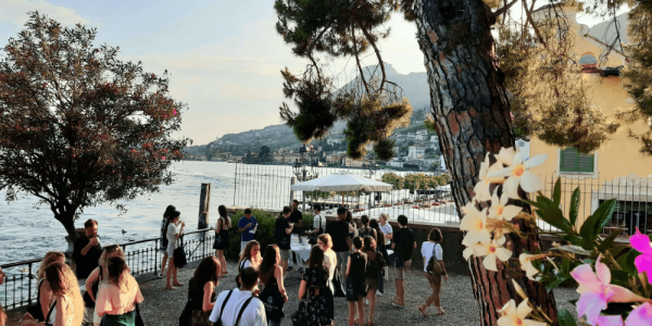 ragazzi conversano su una terrazza affacciata sul lago