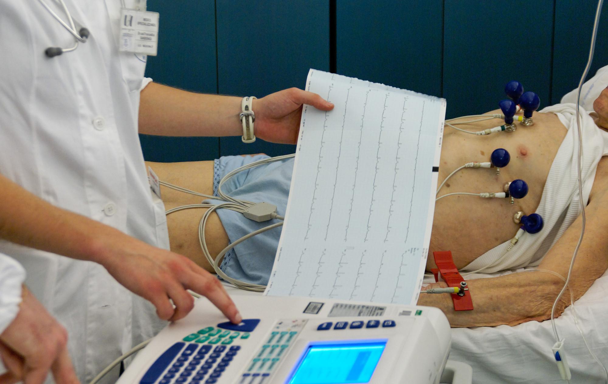 paziente durante un elettrocardiogramma
