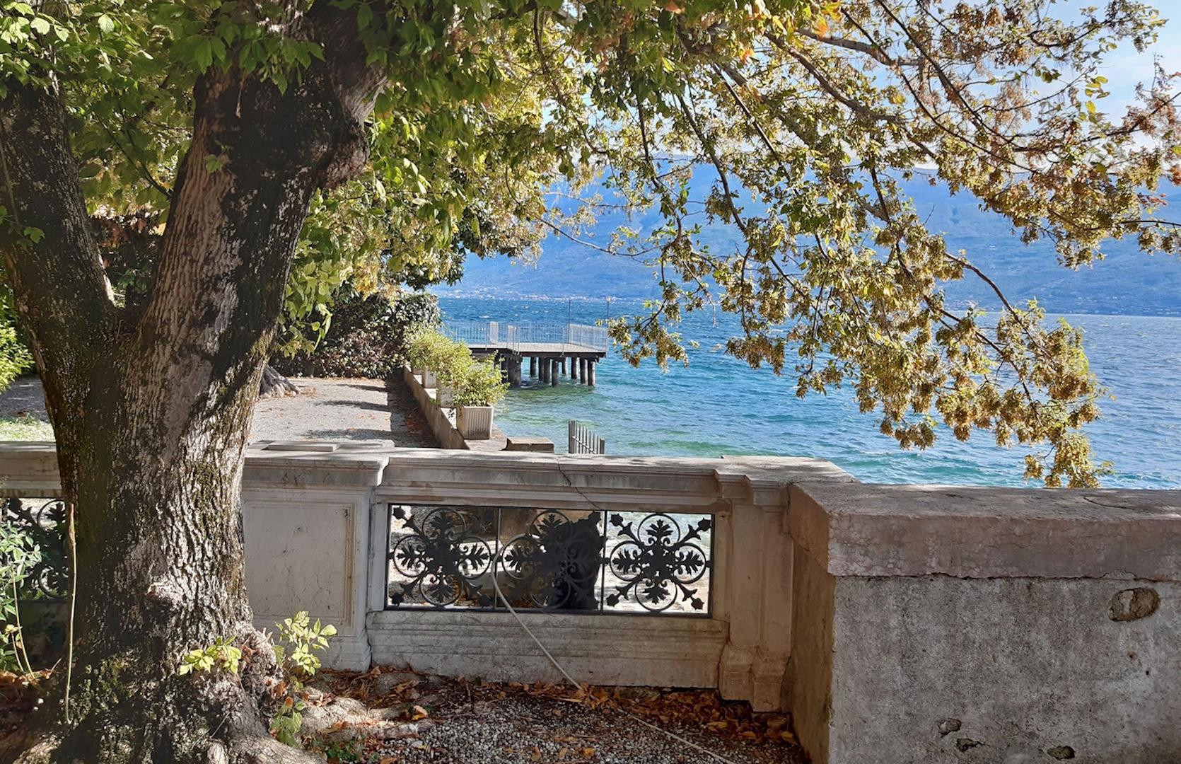 Una vista di Gargnano sul lago di Garda