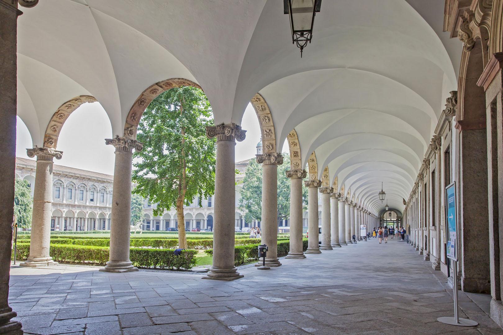 Passaggio che porta al Cortile d'onore dalle aule via Festa del Perdono, 3