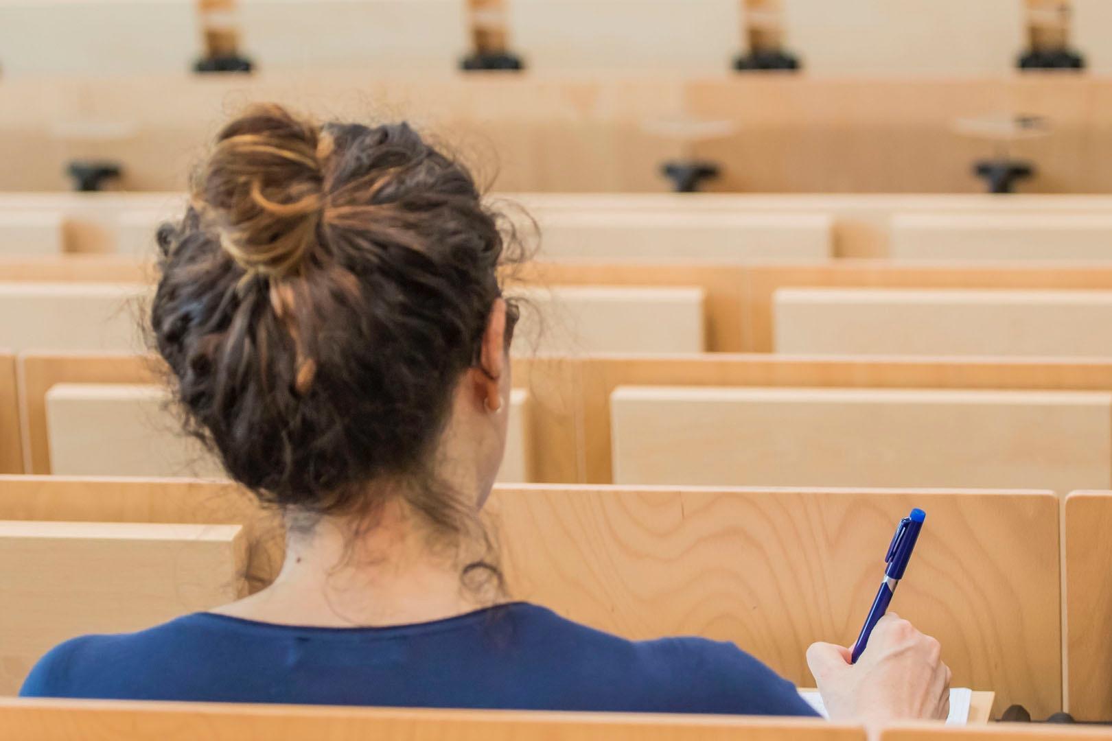 Prendere appunti nelle aule didattiche dell'Università Statale di Milano
