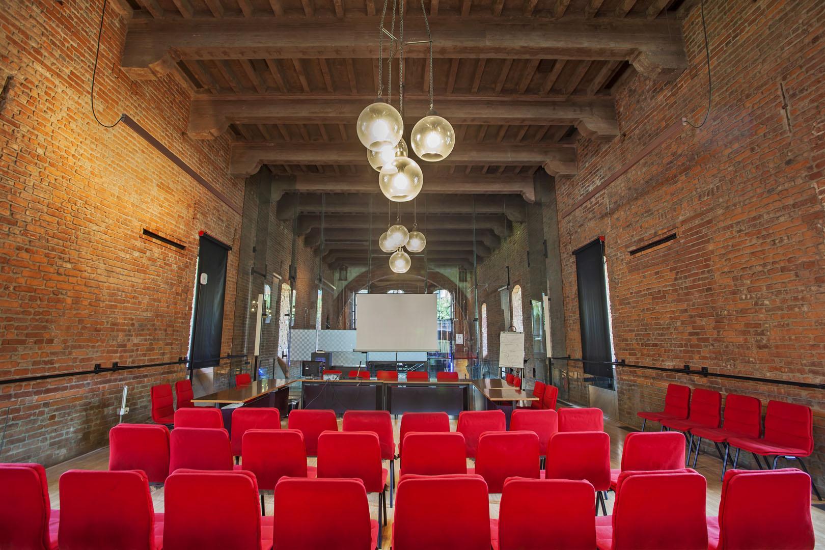 Spaziosa aula storica all'Università Statale di Milano