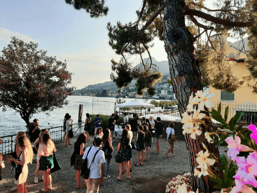 ragazzi conversano su una terrazza affacciata sul lago