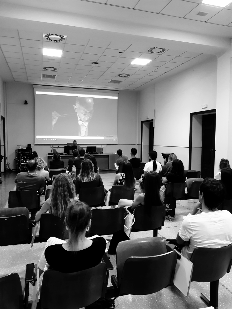 studneti seduti in aula durante lezione