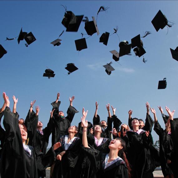 studenti lanciano il tocco al cielo