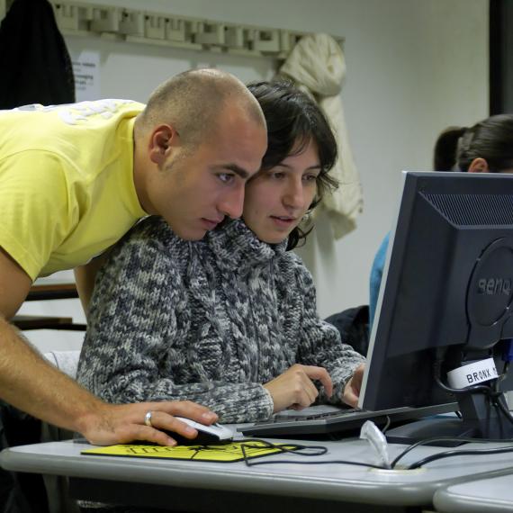 Tutor con studentessa al pc