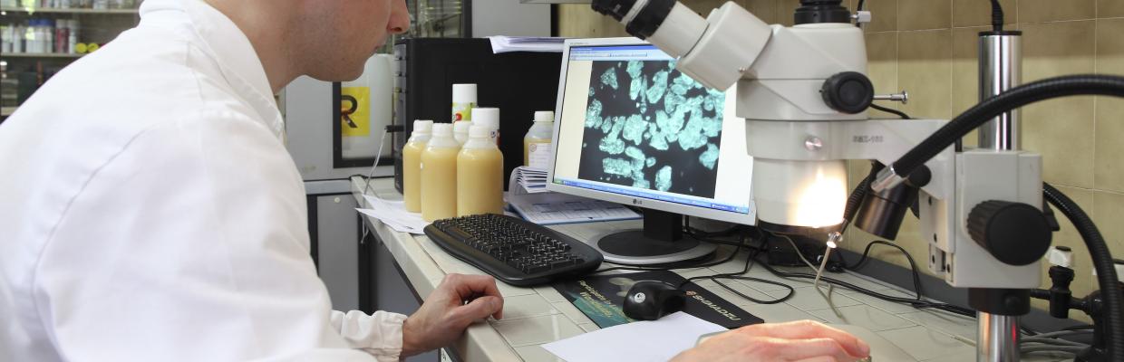 Studente in laboratorio