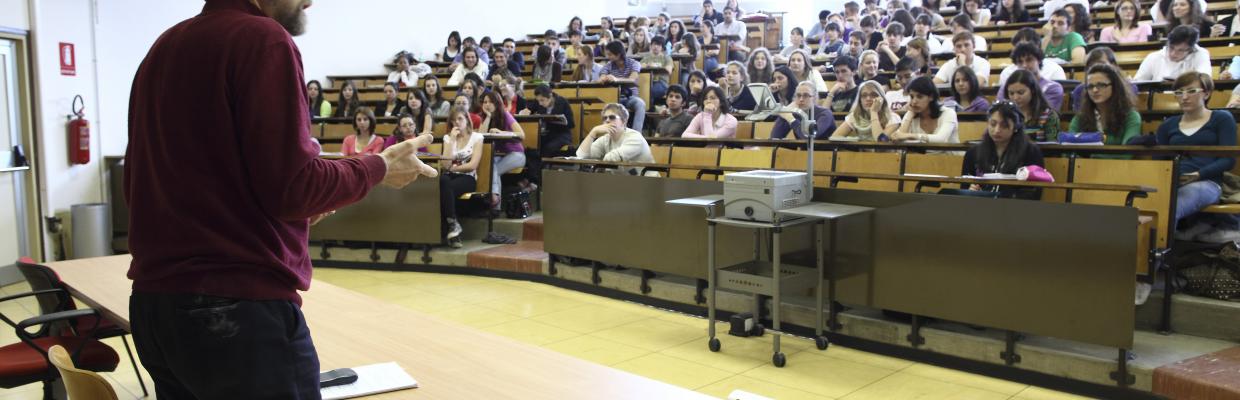 Professore durante una lezione in aula