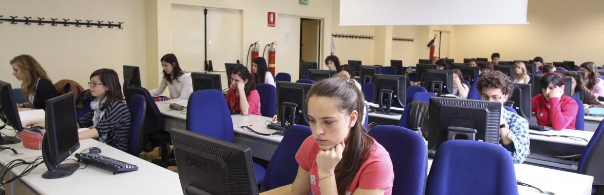 Studentessa al pc in biblioteca di Agraria