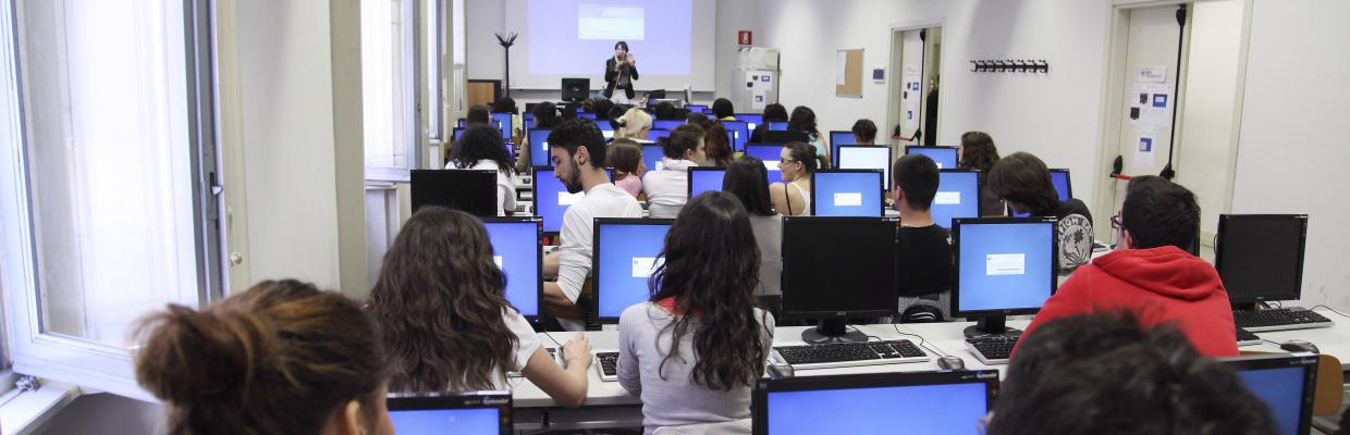 Studenti in aula informatica