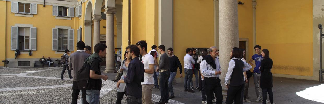 Studenti nel cortile