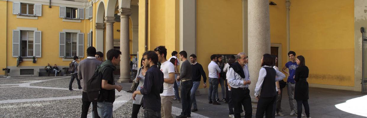 Studenti nel cortile