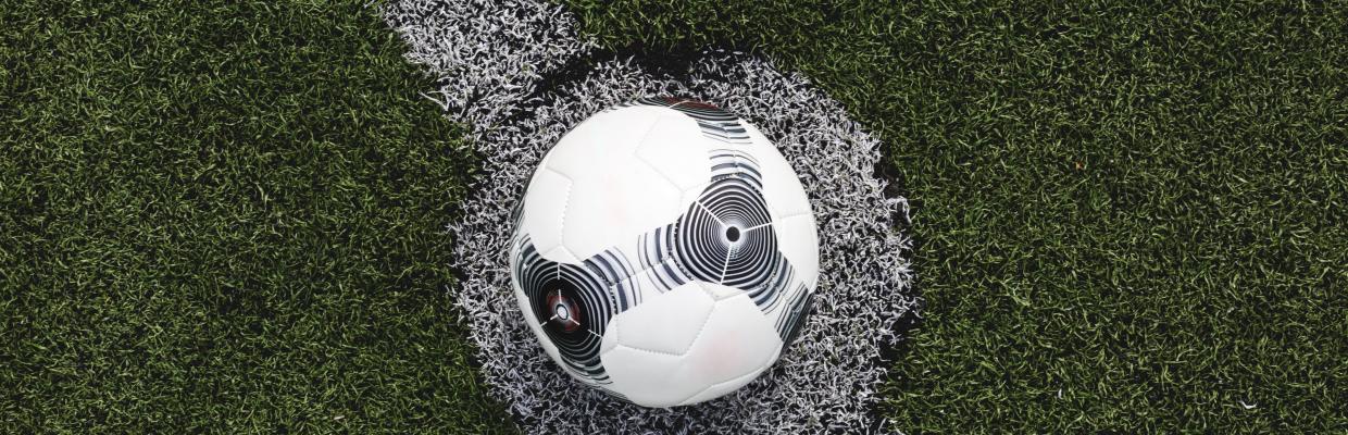 Pallone da calcio al centro del campo