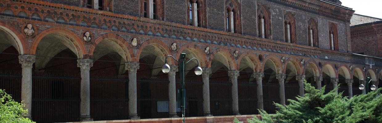 Facciata laterale con portico