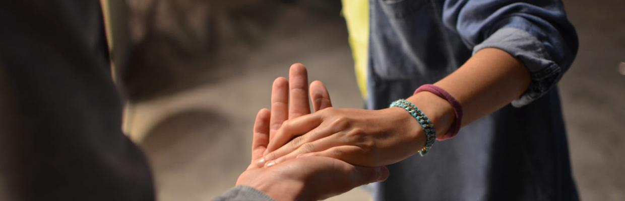 due persone si danno la mano