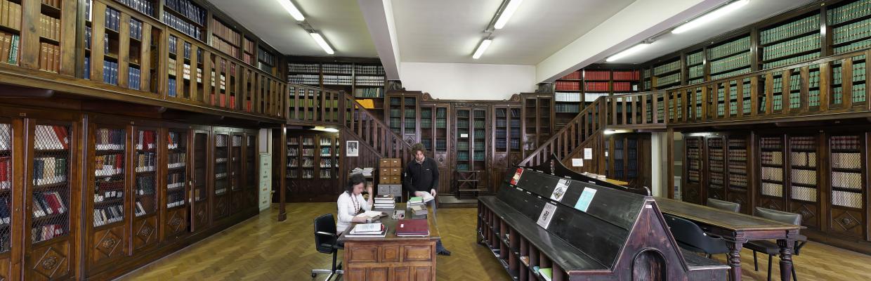 Studenti in una biblioteca con arredo antico