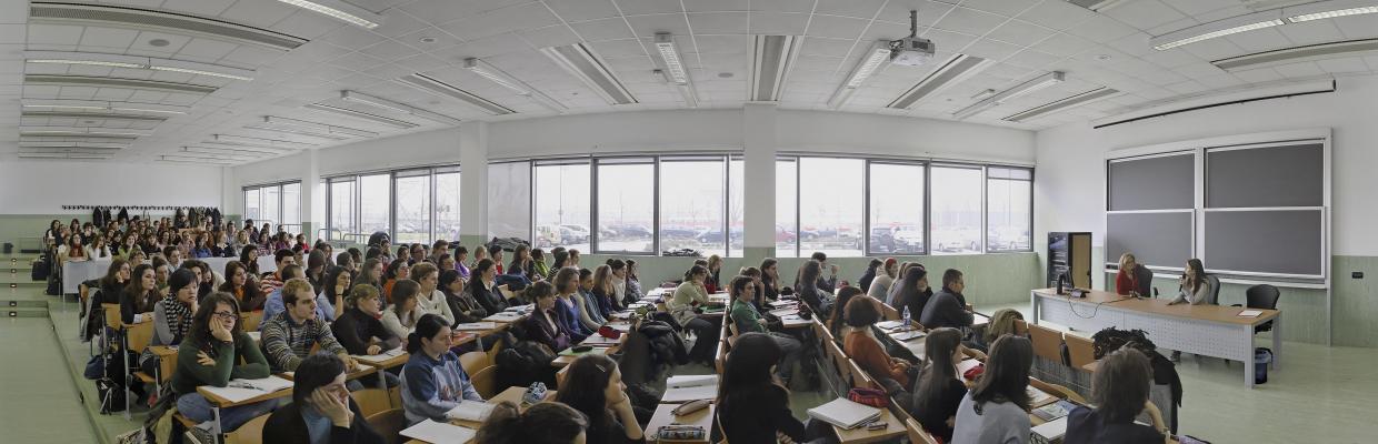 Aula universitaria: studenti mentre ascoltano una lezione