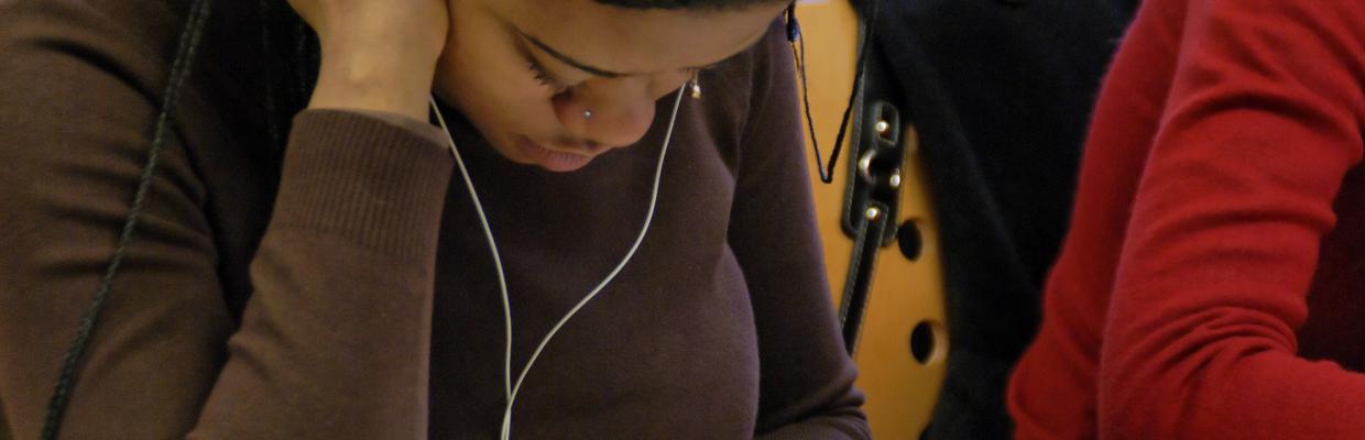 Ragazza con le cuffie, che studia